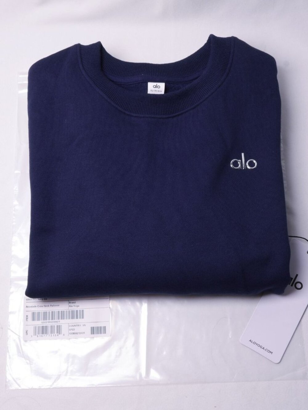Size XS | Alo Yoga Accolade Crew Neck Pullover Navy Blue - Picture 2 of 3